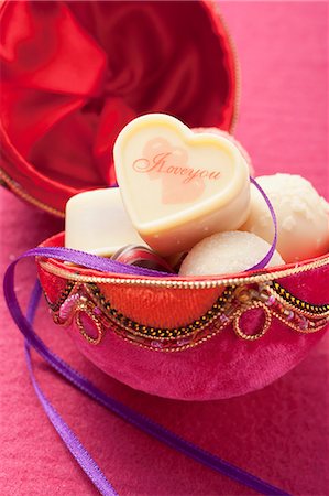 simsearch:659-06184897,k - Pralines in a round gift box for Valentine's Day Foto de stock - Sin royalties Premium, Código: 659-06495656