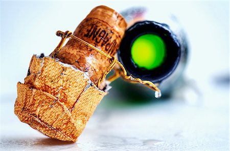 A champagne cork and an open bottle of champagne Stock Photo - Premium Royalty-Free, Code: 659-06495678