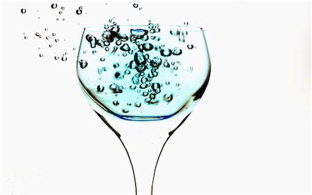 dropping (action) - Air bubbles in a glass Photographie de stock - Premium Libres de Droits, Code: 659-06495681