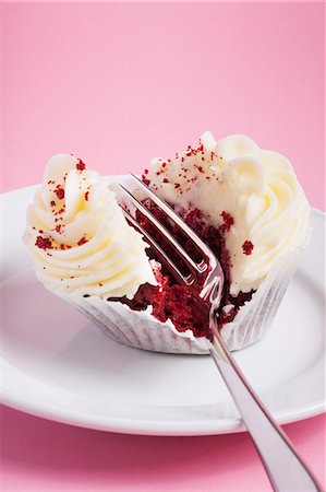 petit gâteau - A red velvet cupcake with a fork Photographie de stock - Premium Libres de Droits, Code: 659-06495693
