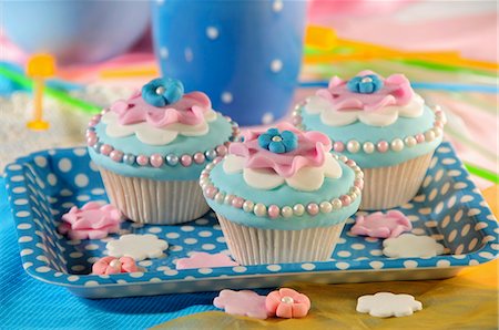 Light blue cupcakes decorated with pink flowers and sugar balls Photographie de stock - Premium Libres de Droits, Code: 659-06495719