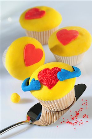 simsearch:659-06493788,k - Yellow cupcakes decorated with hearts Photographie de stock - Premium Libres de Droits, Code: 659-06495711