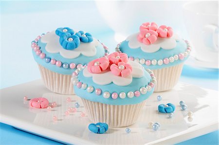 Cupcakes decorated with marzipan flowers and sugar balls Photographie de stock - Premium Libres de Droits, Code: 659-06495713