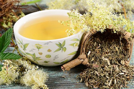 A bowl of meadowsweet tea and tea leaves in a tea strainer Stockbilder - Premium RF Lizenzfrei, Bildnummer: 659-06495737
