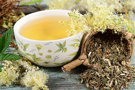 simsearch:659-06495784,k - A bowl of meadowsweet tea and tea leaves in a tea strainer Stock Photo - Premium Royalty-Free, Code: 659-06495737