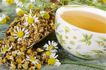 A cup of chamomile tea with chamomile flowers Foto de stock - Sin royalties Premium, Código: 659-06495745