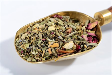 Herbal tea on a brass scoop Stockbilder - Premium RF Lizenzfrei, Bildnummer: 659-06495742