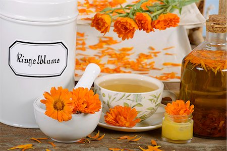 ringblumen - Marigold tea, marigolds, creme and oil Stockbilder - Premium RF Lizenzfrei, Bildnummer: 659-06495755