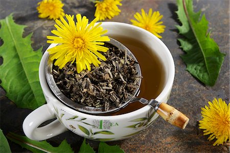 Dandelion tea, dandelion leaves and flowers Stock Photo - Premium Royalty-Free, Code: 659-06495778