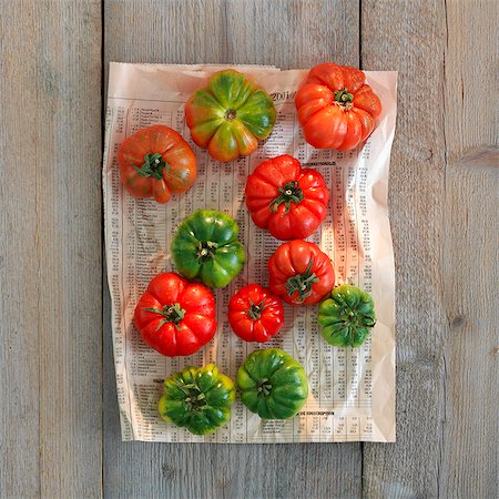 Green and red tomatoes on newspaper Stock Photo - Premium Royalty-Free, Code: 659-06495772