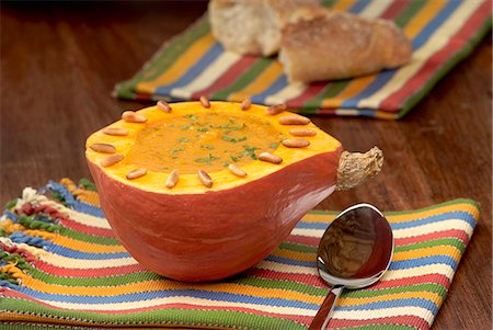 piñón - Pumpkin soup served in a hollowed out pumpkin Foto de stock - Sin royalties Premium, Código: 659-06495788