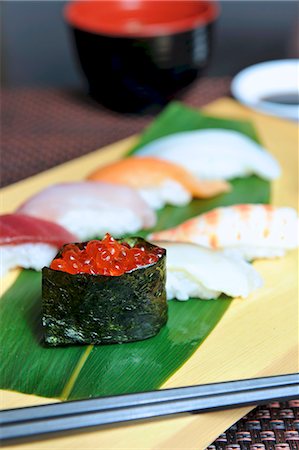 simsearch:659-08147354,k - Assorted sushi (Japan) Stockbilder - Premium RF Lizenzfrei, Bildnummer: 659-06495810