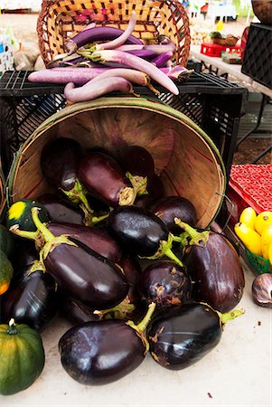 simsearch:659-07597008,k - Eggplants at a Farmer's Market Stock Photo - Premium Royalty-Free, Code: 659-06493686