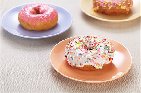 simsearch:659-07028635,k - Doughnuts with colourful glaze and sugar sprinkles Photographie de stock - Premium Libres de Droits, Code: 659-06493697