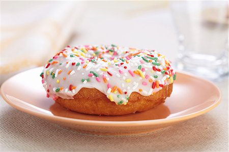 picture of plate of doughnuts - Doughnut with White Icing and Colored Sprinkles Photographie de stock - Premium Libres de Droits, Code: 659-06493698