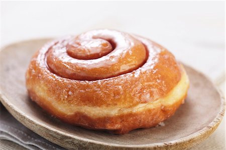 simsearch:659-06494424,k - Glazed Cinnamon Roll Doughnut Foto de stock - Sin royalties Premium, Código: 659-06493699