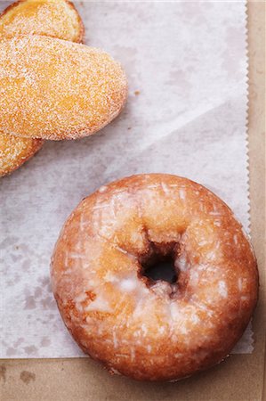 parchment - Glazed Doughnut; Sugared Doughnuts; From Above Stock Photo - Premium Royalty-Free, Code: 659-06493705