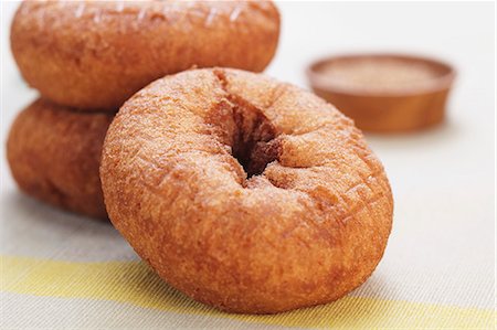 doughnut - Whole Plain Doughnuts Photographie de stock - Premium Libres de Droits, Code: 659-06493701