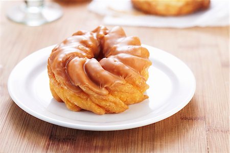 simsearch:659-06306948,k - Maple Frosted Doughnuts on a White Plate Foto de stock - Sin royalties Premium, Código: 659-06493702