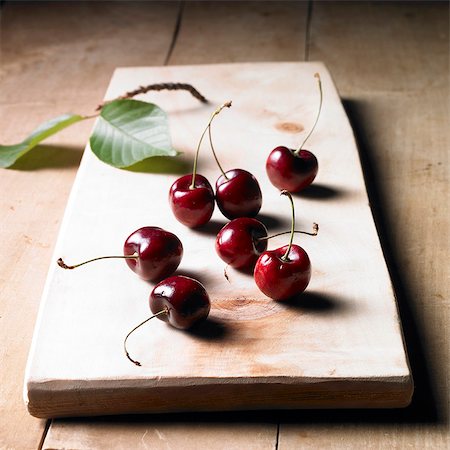 Cherries on a wooden board Foto de stock - Sin royalties Premium, Código: 659-06493715