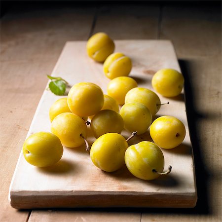 Mirabelles on a wooden board Stockbilder - Premium RF Lizenzfrei, Bildnummer: 659-06493718