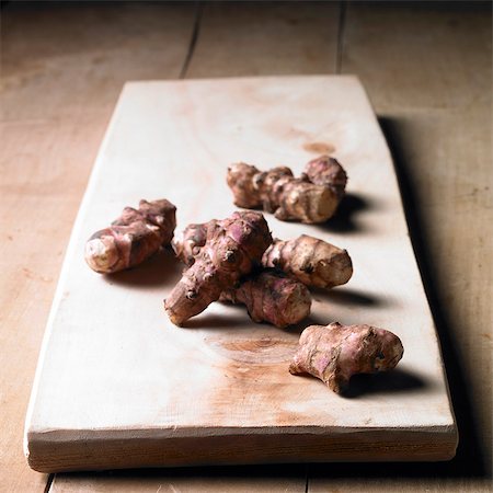 Jerusalem artichokes on a wooden board Foto de stock - Sin royalties Premium, Código: 659-06493719