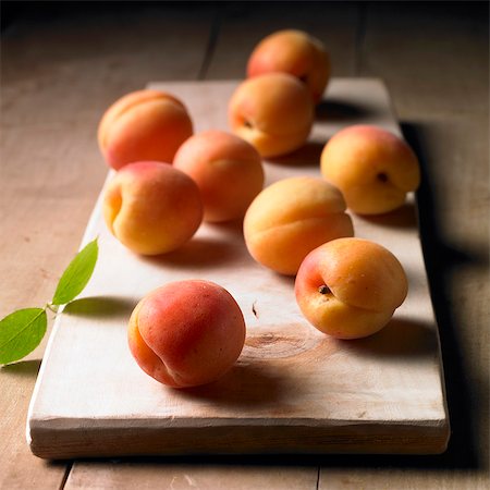 Apricots on a wooden board Stockbilder - Premium RF Lizenzfrei, Bildnummer: 659-06493710
