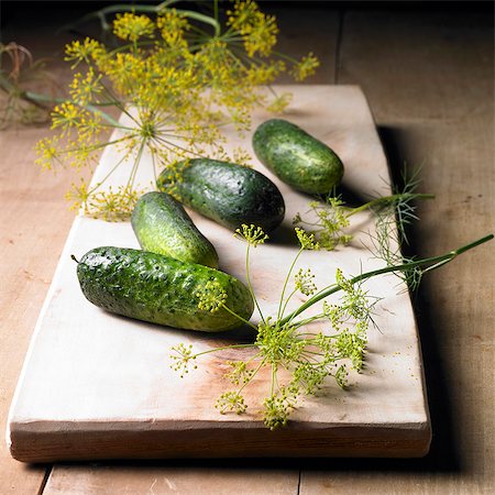 simsearch:659-06494889,k - Gherkins and dill flowers on a wooden board Photographie de stock - Premium Libres de Droits, Code: 659-06493712