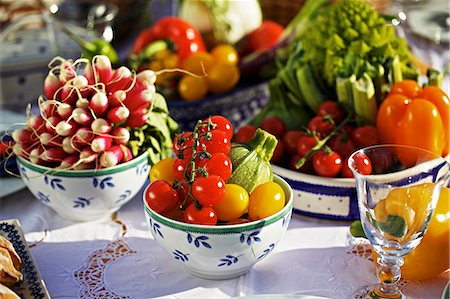 diferente - Fresh summer vegetables on a table Foto de stock - Sin royalties Premium, Código: 659-06493728