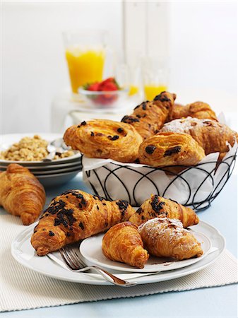 desayuno - Croissants, pastries, cereals and orange juice Foto de stock - Sin royalties Premium, Código: 659-06493721