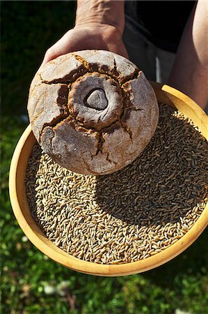 simsearch:659-03523334,k - A man holding a bowl of organic rye and a loaf of rye bread Stock Photo - Premium Royalty-Free, Code: 659-06493738