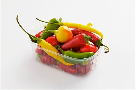 Various types of peppers in a plastic bowl Foto de stock - Sin royalties Premium, Código: 659-06493739