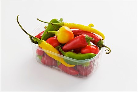 simsearch:659-06495750,k - Various types of peppers in a plastic bowl Foto de stock - Sin royalties Premium, Código: 659-06493739