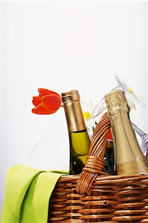 A bottle of champagne and a bottle of wine in a picnic basket with glasses Photographie de stock - Premium Libres de Droits, Code: 659-06493744