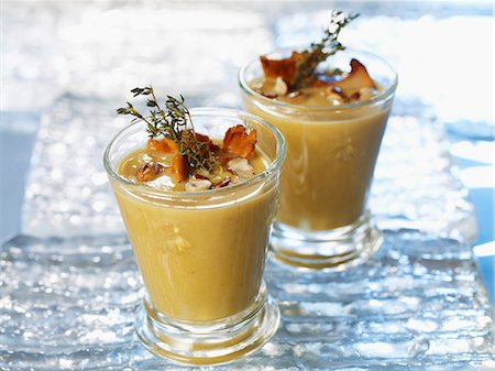 simsearch:659-06493748,k - Cream of pumpkin soup with nuts and chanterelle mushrooms Photographie de stock - Premium Libres de Droits, Code: 659-06493755