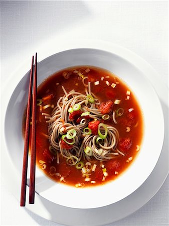 soup top view - Tomato soup with soba noodles and spring onions (Asia) Photographie de stock - Premium Libres de Droits, Code: 659-06493779