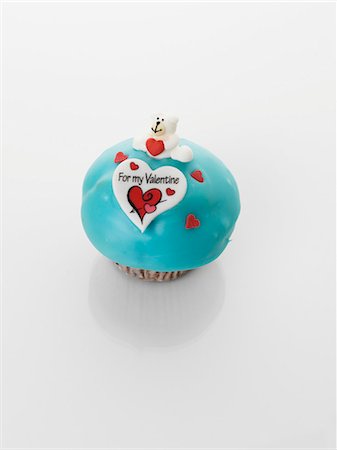 simsearch:659-03530704,k - A turquoise cupcake for Valentine's Day Photographie de stock - Premium Libres de Droits, Code: 659-06493784