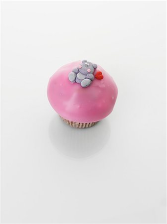 simsearch:659-06373521,k - A cupcake decorated with a teddy bear Stock Photo - Premium Royalty-Free, Code: 659-06493787