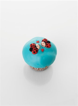 simsearch:614-02242339,k - A turquoise cupcake decorated with ladybirds Foto de stock - Sin royalties Premium, Código: 659-06493783