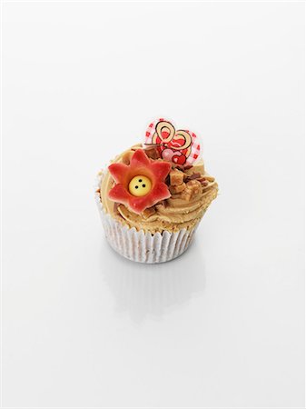 simsearch:659-06493793,k - A caramel cupcake for Valentine's Day Photographie de stock - Premium Libres de Droits, Code: 659-06493805