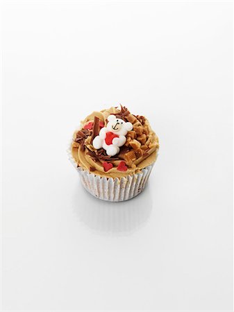 simsearch:659-06493851,k - A cupcake decorated with caramel, a teddy bear and a heart Stock Photo - Premium Royalty-Free, Code: 659-06493807