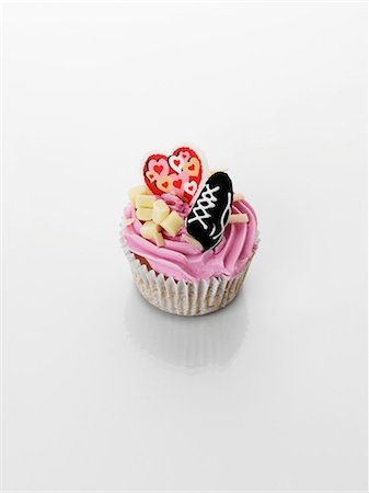 A cupcake with strawberry cream for Valentine's Day Stock Photo - Premium Royalty-Free, Code: 659-06493808