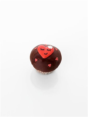 simsearch:659-02213086,k - A cupcake decorated with hearts Photographie de stock - Premium Libres de Droits, Code: 659-06493800