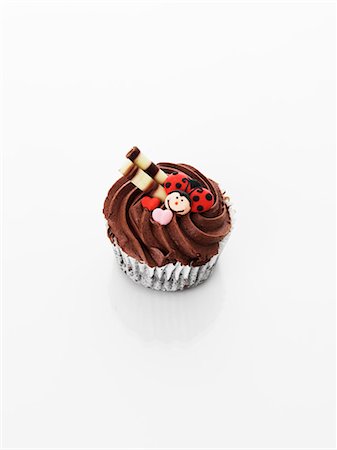 simsearch:659-06901262,k - A cupcake decorated with chocolate cream, ladybirds and hearts Stock Photo - Premium Royalty-Free, Code: 659-06493802