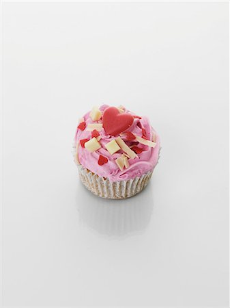 simsearch:659-07597399,k - A cupcake with strawberry cream for Valentine's Day Stockbilder - Premium RF Lizenzfrei, Bildnummer: 659-06493810