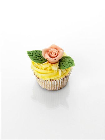 simsearch:659-06493810,k - Cupcake with marzipan rose Photographie de stock - Premium Libres de Droits, Code: 659-06493826