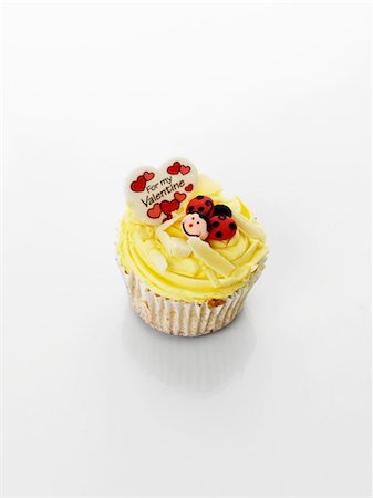 simsearch:659-07959324,k - Cupcake for Valentine's Day Stock Photo - Premium Royalty-Free, Code: 659-06493827