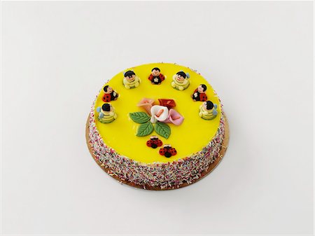 A cake decorated with marzipan figurines Foto de stock - Sin royalties Premium, Código: 659-06493838