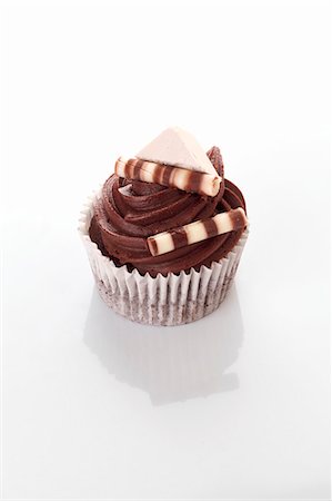 simsearch:659-06493846,k - A chocolate cupcake decorated with chocolate sticks Foto de stock - Royalty Free Premium, Número: 659-06493844