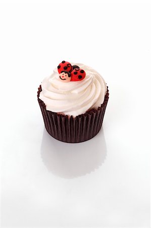 simsearch:659-06493793,k - A cupcake decorated with ladybirds Foto de stock - Sin royalties Premium, Código: 659-06493849